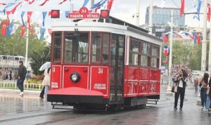 taksim-ve-istiklal-caddesinin-simgelerinden-nostaljik-tramvayin-yerine-elektrik-enerjisi-ile-calisan-bataryali-tramvay-cOY66LeG.jpg