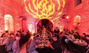 tiktok-turkiyeden-600-yillik-tarihi-binada-iftar-yemegi-dDyVb4Qc.jpg