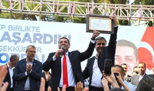 torbali-belediye-baskani-secilen-ovunc-demir-mazbatasini-alarak-bugun-gorevine-resmen-basladi-I1ehvDFR.jpg