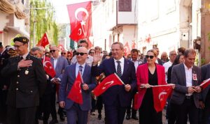 turkiye-cumhuriyetinin-kurucusu-gazi-mustafa-kemal-ataturkun-ayvalika-gelisinin-90inci-yil-donumu-kutlandi-program-rDhCVcmq.jpg