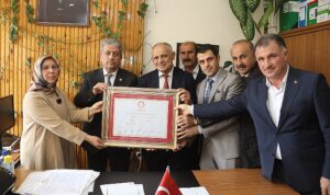 yahyali-belediye-baskani-esat-ozturk-mazbatasini-alarak-belediye-baskanliginda-ucuncu-donemine-resmen-basladi-7TdOm8Oq.jpg