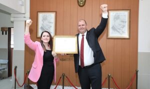 yerel-secimlerde-menderes-belediye-baskani-secilen-ilkay-cicek-mazbatasini-alarak-gorevine-basladi-tS9npNOS.jpg