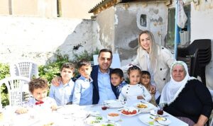 yildizdan-anlamli-bayram-bulusmalari-cigli-belediye-baskani-onur-emrah-yildiz-bir-cocugun-bir-annenin-prXYWcMm.jpg