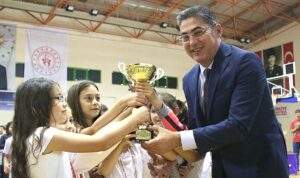 10-geleneksel-cocuk-oyunlari-burhaniye-ataturk-kapali-spor-salonunda-duzenlenen-odul-toreni-ile-tamamlandi-IFp8xbMu.jpg