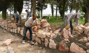 17-mezarlikta-tas-duvar-ve-tel-cit-yapiliyor-pjaKUYHI.jpg
