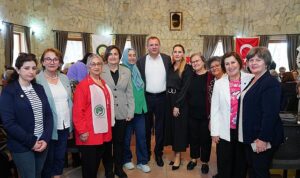 ayvalik-belediyesi-hafta-boyunca-kentin-farkli-noktalarinda-anneler-gununu-cesitli-etkinliklerle-coskuyla-kutladi-Kqp5mNYC.jpg