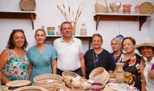 ayvalik-belediyesi-mahalleevlerindeki-kadinlar-tarafindan-uretilen-birbirinden-guzel-el-emegi-goz-nuru-hediyeler-el-cQlYDjKT.jpg