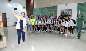 baskan-kinay-orbit-karabaglarspor-kiz-futbol-takimiyla-bulustu-sampiyonluk-bekliyoruz-4QpxWkiO.jpg