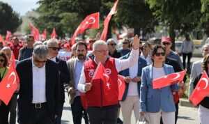 baskan-mehmet-ertas-1-mayista-iscilerle-beraber-yurudu-399xTJMc.jpg