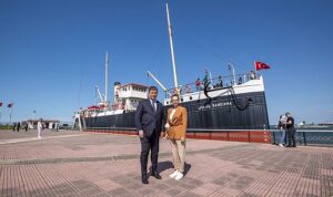 baskan-tugay-samsunda-bandirma-vapurunu-ziyaret-etti-Uc1XN5ZS.jpg