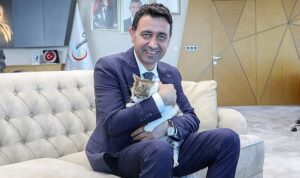 bayrakli-belediye-baskani-irfan-onal-yarali-kediye-sahip-cikti-sahiplenme-cagrisi-yapti-juOfshms.jpg