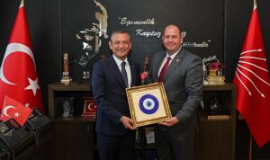 bir-takim-temaslar-icin-ankaraya-giden-menderes-belediye-baskani-ilkay-cicek-chp-genel-baskani-O9f6gxcl.jpg