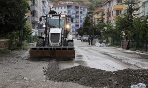 cankaya-belediyesi-ankarada-etkili-olan-ve-normalin-uzerinde-yagan-yagmurun-ardindan-ulasimi-engelleyen-tas-d4c4qVXN.jpg