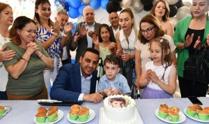 cigli-belediye-baskani-onur-emrah-yildizdan-sma-hastasi-doruka-dogum-gunu-surprizi-lZGEtsNS.jpg