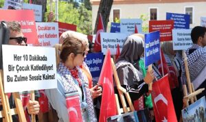dokuz-eylul-universitesi-deu-ogrencileri-gazzede-israilin-sivillere-yonelik-surdurdugu-olumcul-saldirilara-karsi-bir-qnqRtb12.jpg