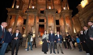 efes-antik-kentinde-baslayan-gece-muzeciligi-uygulamasinin-hayata-gecmesi-sebebiyle-efes-oren-yeri-gece-NFOrxtMp.jpg