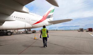 emirates-londra-heathrow-havalimaninda-saf-ile-hizmet-vermeye-basliyor-SgbWgipS.jpg