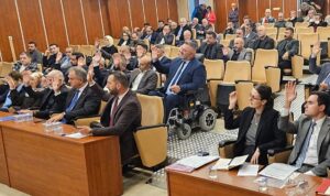 golcuk-belediyesi-engelli-meclis-uyesi-ve-engelli-bireylerin-meclis-salonuna-erisimini-kolaylastirmak-icin-engelli-8aS8QSIy.jpg