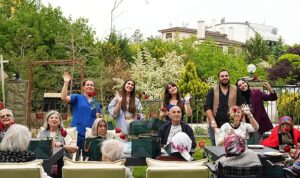huzurevi-annelerine-sac-ve-cilt-bakim-surprizi-rIcw4Gy2.jpg