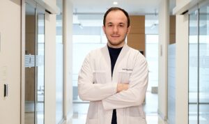implant-yaptiranlarin-agiz-bakimi-da-ozel-uzmanlar-implant-cevresi-icin-agiz-duslarini-oneriyor-WcgwkyTA.jpg