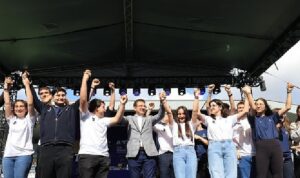 istanbul-buyuksehir-belediye-baskani-ekrem-imamoglu-ibb-ders-atolyeleri-ve-teknoloji-atolyeleri-mezuniyet-solenine-W6zKWa3n.jpg