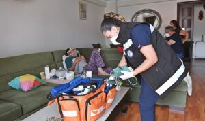 izmir-buyuksehir-belediyesi-evde-bakim-ile-sifa-dagitiyor-vCiMPxS8.jpg