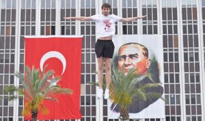 izmirde-19-mayis-coskusu-cumhuriyet-meydani-rengarenk-mPa7iGDP.jpg