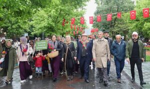 kadin-ciftciler-traktorleriyle-tarim-da-biz-de-variz-dedi-XEenbzUI.jpg
