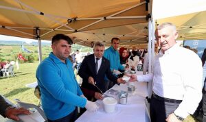 kandira-belediye-baskani-erol-olmez-kocaeli-buyuksehir-belediyesi-tarafindan-kandira-sariseyh-mahallesinde-duzenlenen-ciftci-YuSbSbuW.jpg