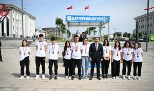 kartepede-19-mayis-ataturku-anma-genclik-ve-spor-bayraminin-105inci-yili-duzenlenen-torenle-cosku-RcrRvBk7.jpg