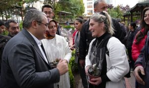 kecioren-belediye-baskani-dr-mesut-ozarslan-ve-esi-filiz-ozarslan-anneler-gununu-kutladi-9ChcHSBl.jpg