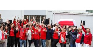 keller-williams-kent-ofisi-hatice-mehmet-eksioglu-okulu-icin-red-dayde-kollari-sivadi-T2sKpGv4.jpg