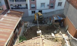 kemalpasa-belediyesi-kent-dokusunu-bozan-ve-yikilma-riski-tasiyan-metruk-yapilarin-yikim-calismalarina-araliksiz-q6zSYa4Q.jpg