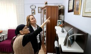 konak-belediye-baskani-nilufer-cinarli-mutludan-anneler-gununde-sehit-annesine-anlamli-ziyaret-LaxW9eCE.jpg