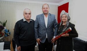 menderes-belediye-baskani-ilkay-cicek-anneler-gununde-sehit-anneleri-ile-huzurevinde-yasayan-anneleri-unutmadi-bL4S1v8h.jpg