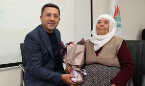 nevsehir-belediye-si-tarafindan-anneler-gunu-dolayisiyla-duzenlenen-programda-elmas-ari-nevsehir-belediye-baskani-n7aKYS6I.jpg