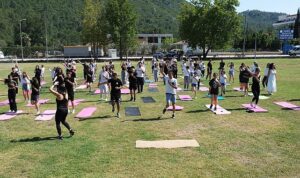 ogrenciler-acik-havada-yoga-yapti-ImGOidiO.jpg