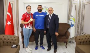 sampiyon-sporcudan-baskan-ozturke-ziyaret-OGcHWzPz.jpg
