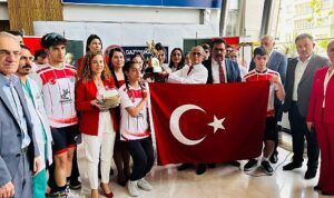 samsundan-gelen-bayrak-ve-toprak-genc-doktorlara-teslim-edildi-nRU4x3Fq.jpg
