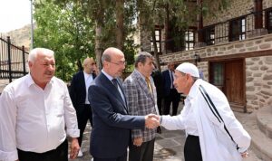 selcuklu-belediye-baskani-ahmet-pekyatirmaci-namaz-sonrasinda-vatandaslarla-hasbihal-etti-cntcLsbk.jpg