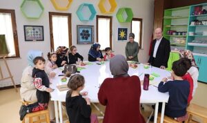 selcuklu-sanat-ve-tasarim-atolyesinde-anne-ve-cocuklari-bir-araya-getiren-selcuklu-belediyesi-cocuklar-KMPwqy93.jpg
