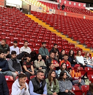 eu-bayindir-myo-ogrencileri-rams-park-stadinin-zeminini-inceledi.jpg