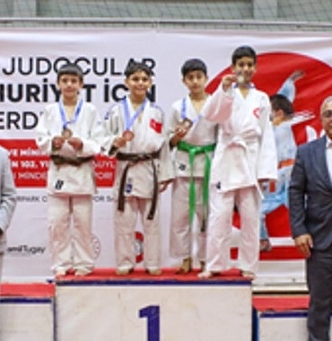 minik-sporcular-cumhuriyet-icin-ter-doktu.jpg