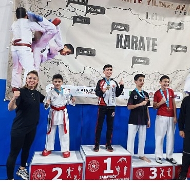 aliagali-karatecilerden-denizlide-buyuk-basari.jpg