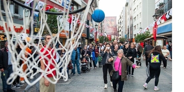 karsiyaka-carsisinda-renkli-anlar-hergele-meydanina-basketbol-potasi-kuruldu.jpg