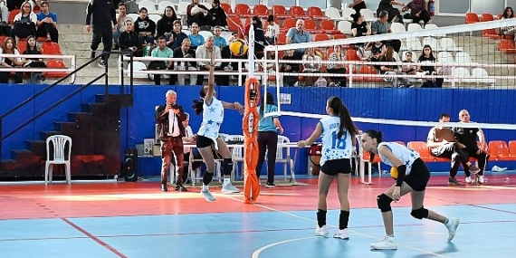 kemer-belediye-voleybolculari-buyuk-alkis-topladi.jpg