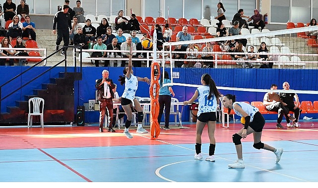 kemer-belediye-voleybolculari-buyuk-alkis-topladi.jpg