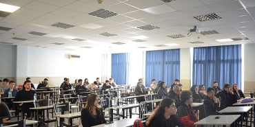 ege-universitesinde-engeller-akran-mentorlugu-ile-asiliyor.jpg