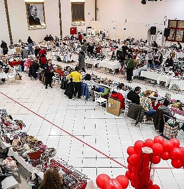 buca-belediyesi-hediyelik-esya-pazarina-yogun-ilgi.jpg