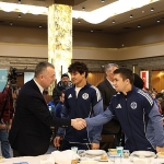 buyukakin-basarili-sporcularla-iftar-yapti.jpg